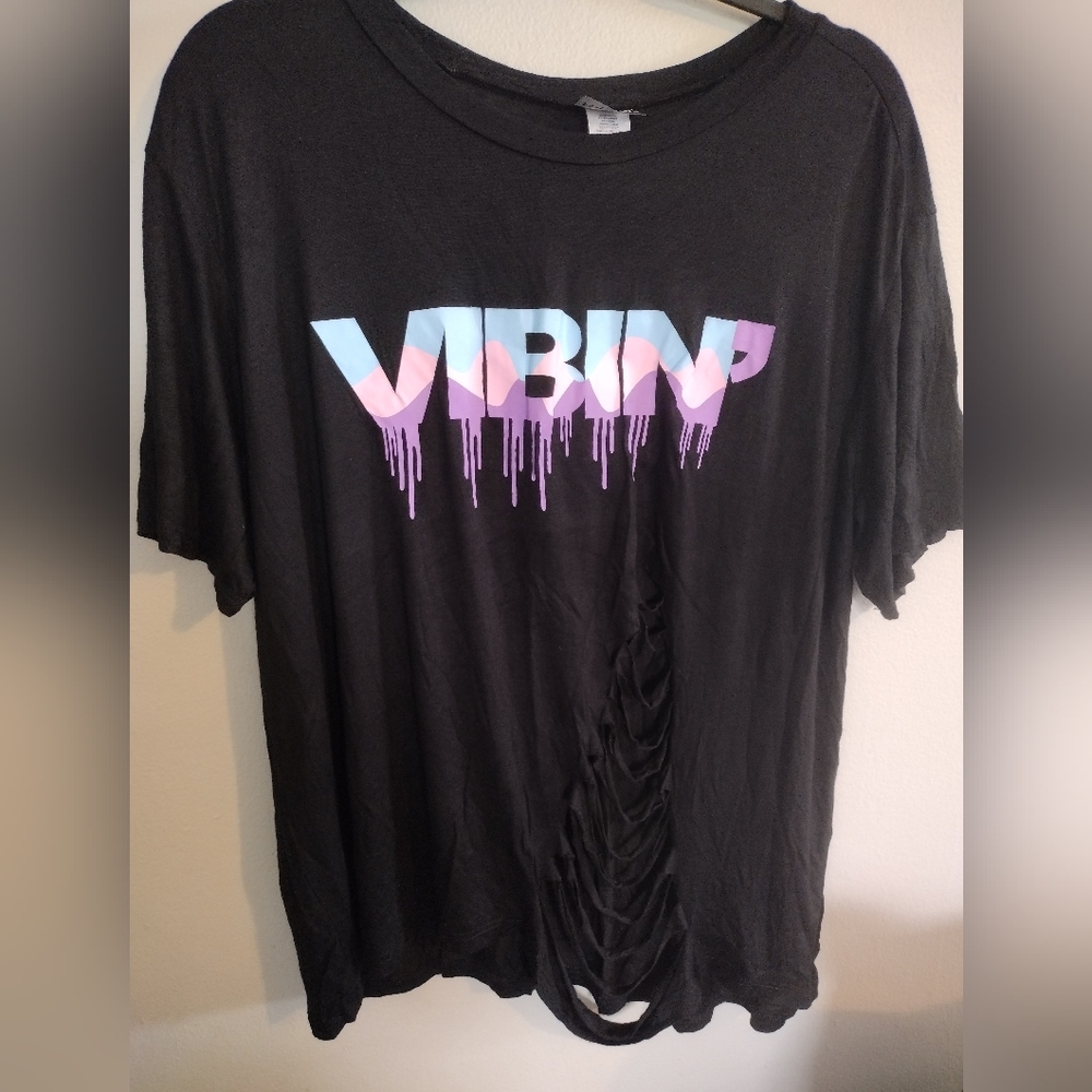 *NWOT* Distressed 💜Vibin'🩵 graphic tee size 1X